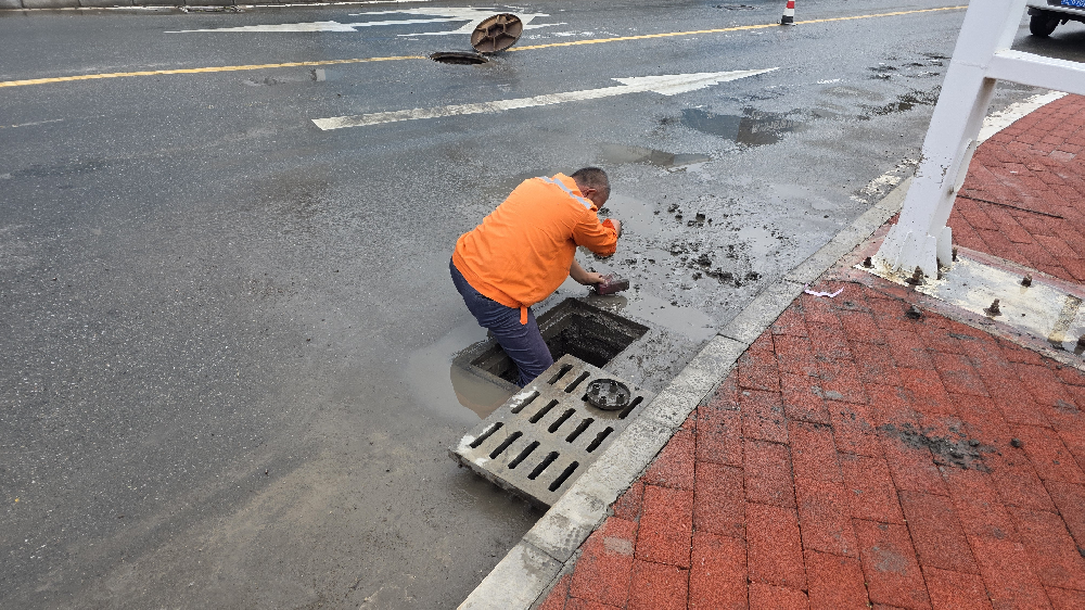 天水經(jīng)開區(qū)公用事業(yè)公司檢查排洪渠及道路雨水管道