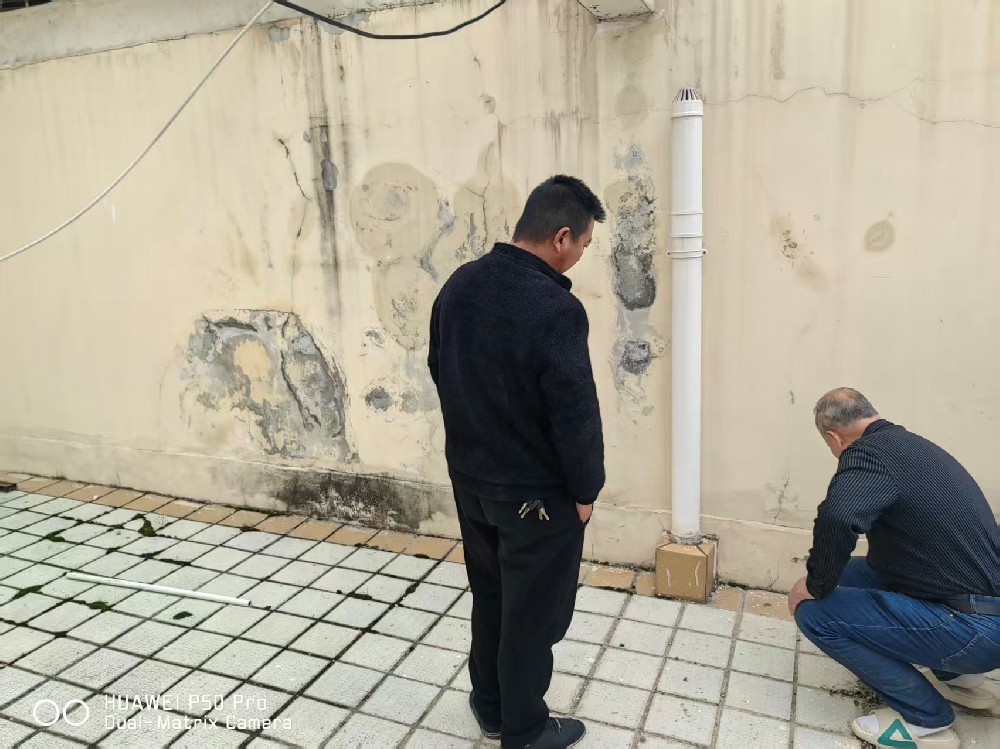 工程管理部對開發新居二期屋頂進行防水勘察